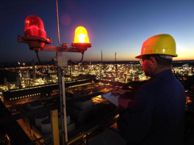 Ein BASF-Mitarbeiter kontrolliert die Signallampe des Kraftwerks Nord auf dem Gelände des BASF-Stammwerks in Ludwigshafen. Stammwerk BASF
