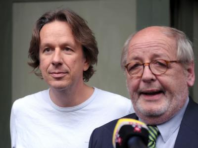 Der TV-Wettermoderator Jörg Kachelmann mit seinem Anwalt Reinhard Birkenstock nach seiner Entlassung vor der Justizvollzugsanstalt in Mannheim. Jörg Kachelmann