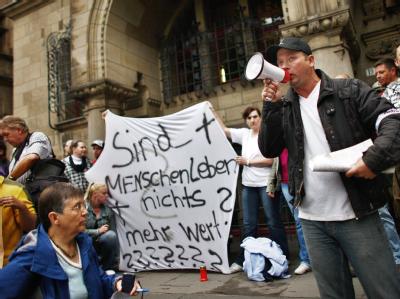 Demonstranten vor dem Duisburger Rathaus. Demonstration