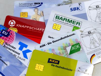 Krankenversicherungskarten verschiedener Krankenkassen (Archivbild). Krankenkassenkarten