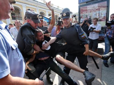 In Moskau und St. Petersburg gingen die Bürger auf die Straße. Die Polizei nahm in beiden Städten rund 140 Menschen vorübergehend fest. Russische Polizei nimmt Oppositionelle fest