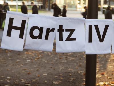 Hartz-IV-Empfänger mit Anspruch auf Elterngeld und ohne Zusatztätigkeit sollen künftig die 300 Euro im Monat nicht mehr zusätzlich zum Regelsatz bekommen. Hartz IV