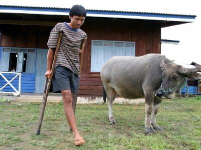 Streubombenopfer in Laos: Zum 1. August ist die Streubombenkonvention der Vereinten Nationen in Kraft getreten, die Herstellung, Lagerung, Handel und Einsatz der gefährlichen Munition verbietet. Streubombenopfer