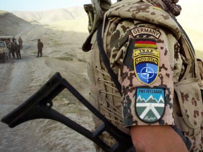 Ein Soldat des deutschen ISAF-Kontingents patrouilliert in der Umgebung von Faisabad in Afghanistan (Archivfoto vom 05.10.2008). Deutscher ISAF-Soldat