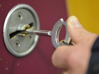 Die Kritik der Union an der geplanten Reform der Sicherungsverwahrung lässt FDP-Justizministerin Leutheusser-Schnarrenberger unbeeindruckt. (Symbolbild) Sicherungsverwahrung