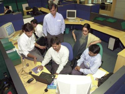 Indische Software-Experten in Bangalore. (Archivbild): Viele Betriebe in Deutschland klagen aktuell über einen Fachkräftemangel. Software-Experten