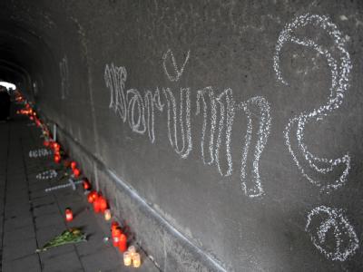Suchen nach Antworten: Nach dem Loveparadeunglück steht im Tunnel nahe der Unglücksstelle das Wort «Warum?» Trauer nach der Loveparade