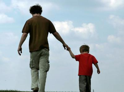 Ein Vater und sein Sohn (Archivfoto): Das Bundesverfassungsgericht hat die Regelung des Sorgerechts für unverheiratete Väter für verfassungswidrig erklärt. Vater und Sohn