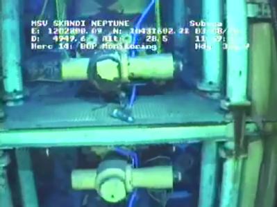 Der Screenshot zeigt ein Videobild der Arbeiten am abgedichteten Bohrloch im Golf von Mexiko. Foto: BP Live Video Feed/Handout «Static Kill»