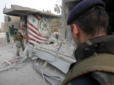 Libanesische Soldaten inspizieren einen durch ein israelisches Geschoss getroffenen Checkpoint. Zerstörter Kontrollposten