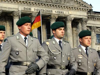 Rekruten der Bundeswehr nehmen vor dem Reichstagsgebäude in Berlin an einem öffentlichen Gelöbnis teil. (Archivbild) Wehrpflicht