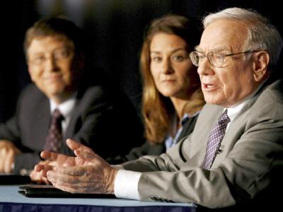 Warren Buffett (r) und Microsoft-Gründer Bill Gates haben 40 Milliardäre zum Verschenken des größten Teils ihres Geldes überredet. (Archivbild) Spenden-Aktion in den USA