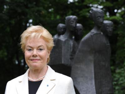 Die Präsidentin des Bundes der Vertriebenen, Erika Steinbach, bei einer Gedenkstunde zur Vertriebenen-Charta vor dem Mahnmal der Vertriebenen in Stuttgart. 60 Jahre Vertriebenen-Charta