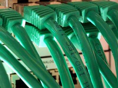 Die EU-Kommission verlangt von Deutschland schnellstmöglich eine neues Gesetz zur Vorratsdatenspeicherung. (Symbolbild) Netzkabel