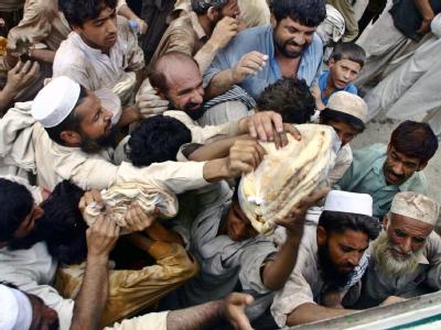 Flutopfer in Pakistan versuchen Lebensmittel zu ergattern. Flutopfer