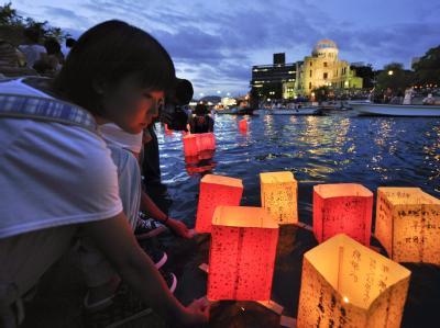 Mit leuchtenden Papierlaternen auf dem Fluss Motoyasu gedenken Bewohner von Hiroshima der Opfer des Atombombenabwurfs. Schwimmende Laternen