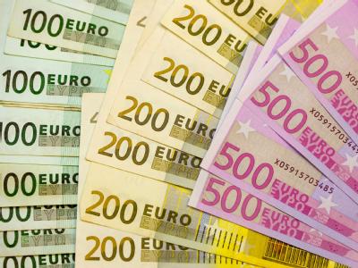 41 Prozent der Deutschen vermuten hinter großzügiger Spendenbereitschaft vor allem eine «PR-Geschichte. Euroscheine