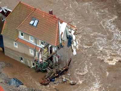 Die heftigen Überschwemmungen weckten Erinnerungen an das Jahrhunderthochwasser von 2002: Es begann in der sächsischen Erzgebirgsregion - hier: ein zerstörtes Haus in Weesenstein bei Pirna. (Archivbild) Das Jahrhunderthochwasser von 2002