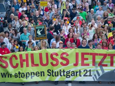 Die erwarteten Kosten für Stuttgart 21 sind bereits von ursprünglich knapp 2,6 Milliarden auf 4,1 Milliarden Euro gestiegen. Tausende Menschen protestierten in Stuttgart gegen das Projekt. Tausende demonstrieren gegen Stuttgart 21
