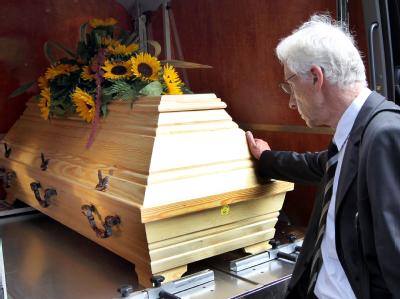Otto Teufel nimmt vor der Kapelle des Dorotheenstädtischen Friedhofs in Berlin an der Trauerfeier für seinen Bruder Fritz Teufel teil (Archivbild vom 15.07.2010). Sarg von Fritz Teufel