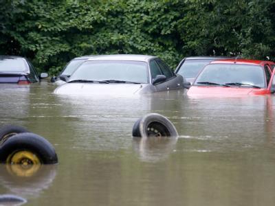 Überfluteter Parkplatz im polnischen Zgorzelec. Überschwemmungen in Polen