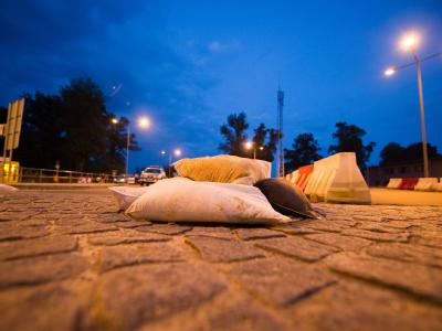 Sandsäcke liegen auf einem Gullydeckel vor einer Brücke über die Neiße in Bad Muskau. Schon vor Eintreffen der Flutwelle hat die sächsische Kleinstadt «Land unter» gemeldet. Sandsäcke in Bad Muskau