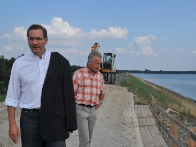 Brandenburgs Ministerpräsident Matthias Platzeck (vorn) und Talsperreningenieur Karl-Heinz Newerla auf dem Deich der Talsperre Spremberg bei Bräsinchen. Platzeck besucht Talsperre
