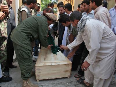 Verwandte nehmen in Kabul den Sarg mit der Leiche eines der ermordeten Afghanen entgegen. IAM bestätigt Tod von Mitarbeitern