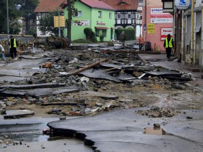 Mit unvorstellbarer Wucht hat das Hochwasser die Straßen von Bogatynia zerstört. Zerstörungen in Bogatynia