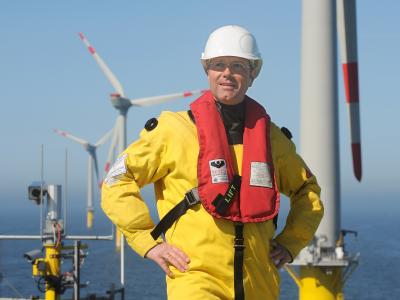 Norbert Röttgen schaut sich auf einem Offshore-Windparks in der Nordsee um. (Archivbild) Norbert Röttgen