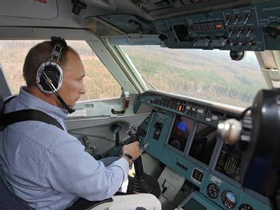 Russlands Ministerpräsident Putin legt selbst Hand an: Hier sitzt er am Steuerknüppel eines Löschflugzeugs. Putin im Löschflugzeug