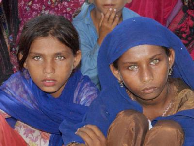 Flutopfer warten in einem Dorf nahe Sukkur auf Hilfe. Flutopfer in Pakistan