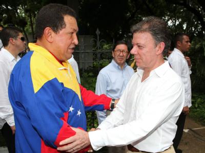 Der neue kolumbianische Präsident Juan Manuel Santos (r.) und der venezolanische Präsident Hugo Chávez haben beschlossen, einen drohenden Krieg mit Verhandlungen zu verhindern. Chavez und Santos