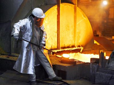 Ein Stahlarbeiter von ThyssenKrupp nimmt am Fuß eines Hochofens in Duisburg eine Probe. Stahlarbeiter