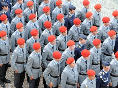 Rekruten der Bundeswehr versammeln sich vor dem Neuen Schloss in Stuttgart zu einem feierlichen Gelöbnis. (Archivbild) Debatte um Wehrpflicht