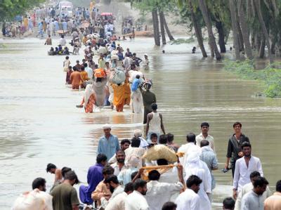 Pakistaner auf der Flucht vor den Wassermassen. Hochwasser-Flüchtlinge in Pakistan