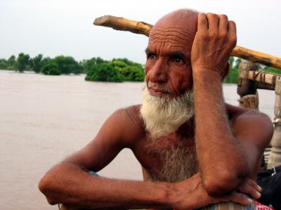 Ein pakistanisches Flutopfer auf der Flucht: Nach UN-Angaben sind etwa 14 Millionen Menschen von der Katastrophe betroffen. Hochwasser in Pakistan