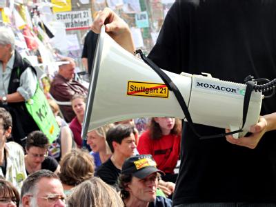 Gegen das umstrittene Bahn-Projekt Stuttgart 21 regen sich vielfach Proteste. Nun wird auch noch über Absprachen berichtet, von denen die Deutsche Bahn profitiert haben soll. Probesitzblockade gegen Stuttgart 21