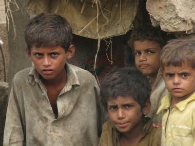 Pakistanische Kinder in ihrem durch die Flut zerstörten Heim. Opfer der Flut