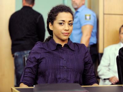 Nadja Benaissa sitzt auf der Anklagebank in einem Verhandlungssaal des Landgerichts in Darmstadt. Nadja Benaissa vor Gericht