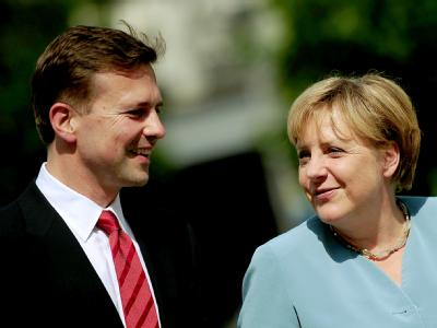 Bundeskanzlerin Angela Merkel und ihr neuer Regierungssprecher Steffen Seibert bei der Amtseinführung Seiberts. Merkel und Seibert