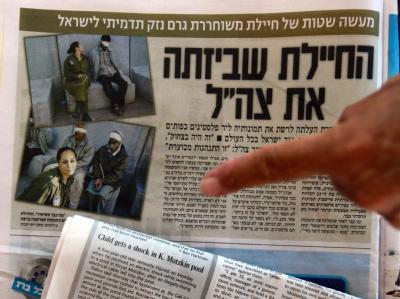 Israelische Tageszeitungen zeigen Bilder aus der Armeezeit der ehemaligen Soldatin Eden Abergil, die sie bei Facebook veröffentlicht hat. Wirbel um Armee-Fotos