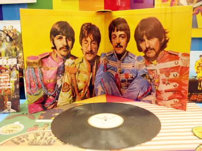 Fidel Castro glaubt daran, dass die Beatles eine Erfindung der USA waren, die die Massen politischen Themen ablenken sollten. Beatles
