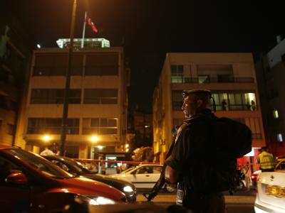 Israelische Soldaten vor der türkischen Botschaft in Tel Aviv. Dort hatte sich ein Palästinenser verschanzt. Zwischenfall in türkischer Botschaft in Tel Aviv