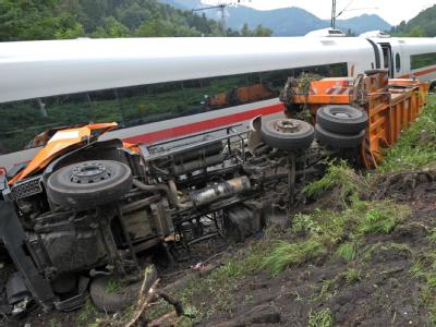 Beim Zusammenstoß eines ICE mit einem Müllauto sind im Pfälzerwald mehrere Menschen verletzt worden. ICE kracht gegen Müllwagen