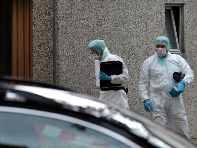 Mitarbeiter der Spurensicherung gehen in Delligsen (Niedersachsen) zum Fundort der Leiche eines fünfjährigen Jungen. Vermisster Fünfjähriger tot aufgefunden