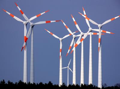 Kanzlerin Merkel sieht durch Windräder kein Ende der Idylle im ländlichen Raum. (Archivbild) Windräder