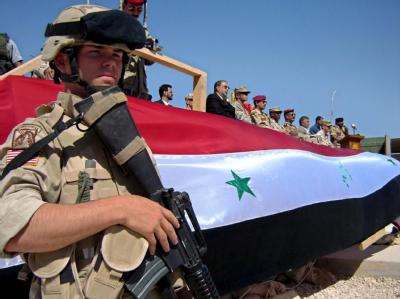 Ein US-Soldat hält Wache bei der Übergabe einer Basis in Nadschaf an die Iraker. (Archivbild) US-Soldat im Irak