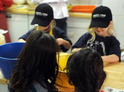 Mädchen aus sozial schwachen Familien helfen in einem Bremerhavener Kinderladen bei der Zubereitung des Mittagessens. Hartz-IV-Kinder