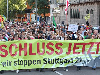 Demonstranten protestieren gegen das umstrittene Bahnprojekt Stuttgart 21. Proteste gegen Stuttgart 21